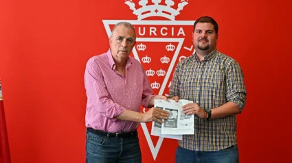Francisco Tornel entregó dos entradas a Alberto Lozano