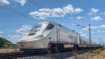 Tren de Renfe en mitad del campo
