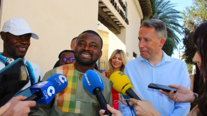 El presidente de la Asociación de Ghaneses de Lorca, Baba Seidu, junto al alcalde, Fulgencio Gil