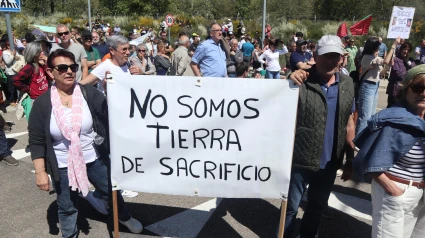 Concentración convocada por la Alianza UPA-COAG para protestar por la supresión de paradas del AVE en Sanabria.