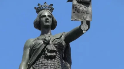 Rosa Oteiza encarna la figura femenina de la Estatua de los Fueros