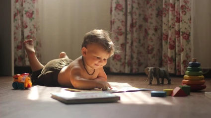 Un niño pequeño, con juguetes a su alrededor