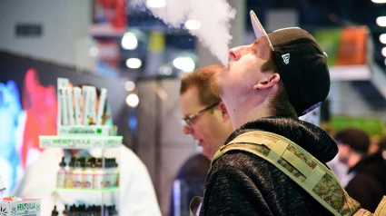 Un hombre expulsa el humo de un vapeador
