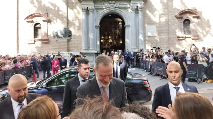 Felipe VI saluda al público durante su visita a la Basílica de la Virgen de las Angustias