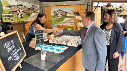 Alfredo Canteli y Covadonga Díaz vistan los puestos de la Feria de la Ascensión