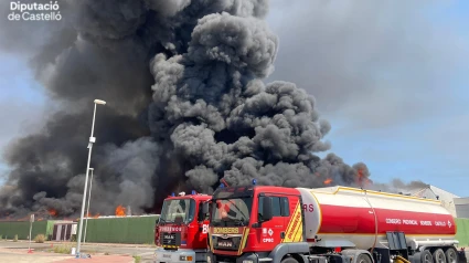 Incendio en un antiguo desguace de Almassora (Castellón)