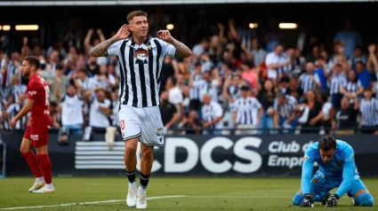 Raúl Sánchez celebra uno de sus goles superando a un flojo Femenías.