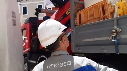 31/05/2025 Endesa trabaja en solventar una pana eléctrica que ha dejado sin luz a 1.436 clientes en el centro de Ciutadella en la mañana de este sábadoSOCIEDAD ENDESA