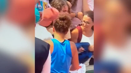 Jasmine Paolini ve cómo dos aficionados se pelean en la grada por una toalla suya