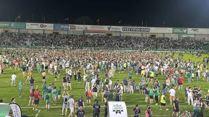 La afición ha celebrado el ascenso en el césped del 'Príncipe Felipe'
