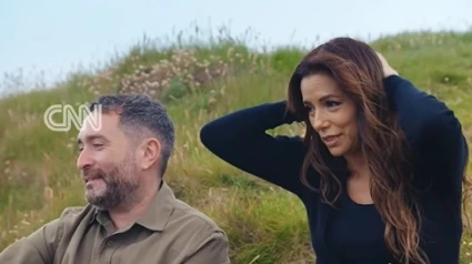 Dani López con Eva Longoria viendo trabajar a percebeiros