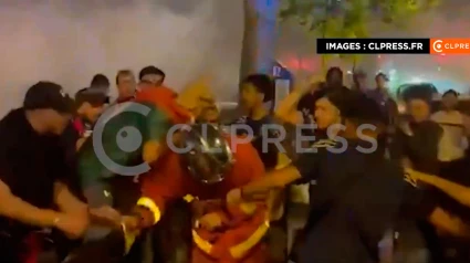 Un grupo de jóvenes ataca a un bombero que apagaba los incendios en París.