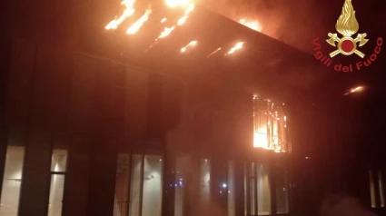 El fuego destruyó uno de los edificios del Viola Park.