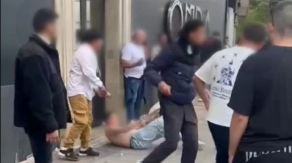 Un momento de la pelea con un hombre en el suelo