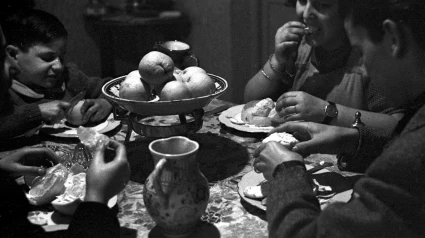 Una familia española comiendo, 1943