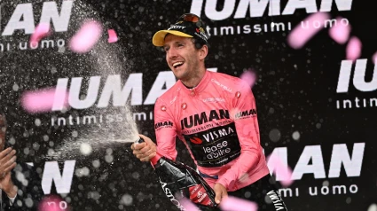 Simon Yates, con el maillot rosa del Giro