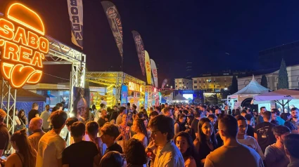 Explanada de La Merced en Lorca, repleta de gente durante el Acho Burguer Fest este fin de semana