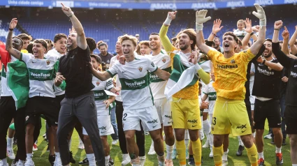 El Elche celebra la victoria y el ascenso en Riazor