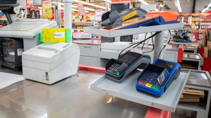 Máquinas EDC o máquinas de captura electrónica de datos para el pago de comestibles en un supermercado