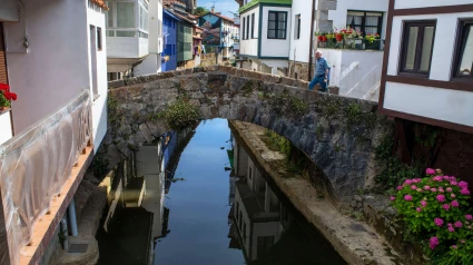 El pintoresco pueblo pesquero de Ea en el País Vasco, Euskadi, Bahía de Vizcaya Bizkaia