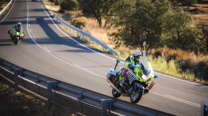 Motocicleta de la Guardia Civil en la carretera, policía de tráfico en España