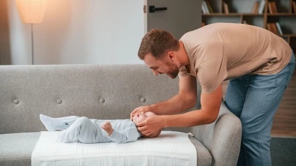 Cuidando al bebé recién nacido que está en el sofá