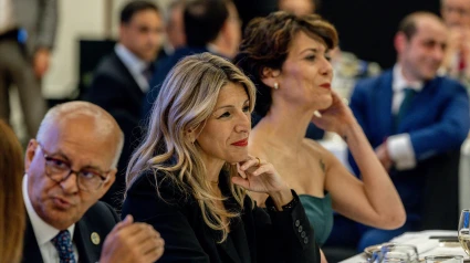 La vicepresidenta segunda del Gobierno y ministra de Trabajo y Economía Social, Yolanda Díaz (c) y la ministra de Inclusión, Seguridad Social y Migraciones de España, Elma Saiz (d)