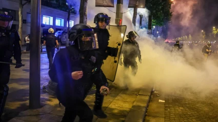 La policía francesa en acción mientras estallan enfrentamientos con los aficionados del PSG que celebran en los Campos Elíseos después de que su equipo ganara la final de la UEFA Champions League entre el Paris Saint-Germain y el Internazionale Milano, París