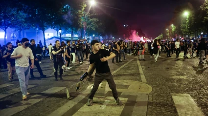 Aficionados del PSG en los Campos Elíseos después de que su equipo ganara la final de la UEFA Champions League entre el Paris Saint-Germain y el Internazionale Milano, París, Francia.