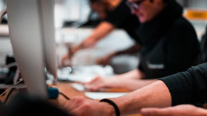Proceso de impresión asistido por ordenador, tecnología avanzada en el sector de la prensa y la edición, máquinas ploteadoras robotizadas de última generación para periódicos.