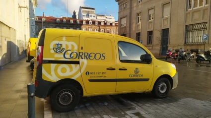 Furgoneta de Correos en A Coruña