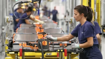 Trabajadores en la planta de baterías para los vehículos eléctricos que Stellantis produce en su factoría de Figueruelas (Zaragoza), en una imagen de archivo