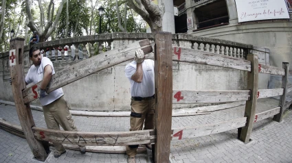 La carpintería Hermanos Aldaz Remiro ha comenzado a colocar el vallado del encierro pamplonés