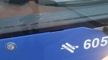 Deficiencia en la luna delantera de un autobús