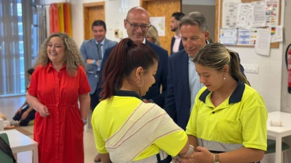 El consejero de Educación y el alcalde de Lorca observan a dos alumnas del Centro Integrado de Formación Profesional durante sus prácticas de