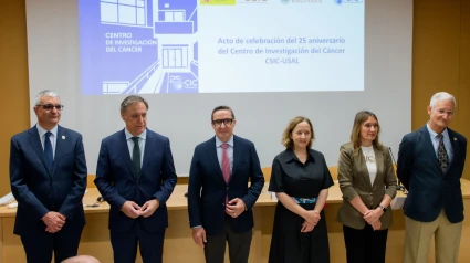 De izq a derecha_Dr Xosé Bustelo, Carlos Manuel García Carbayo, Juan Manuel Corchado, Eloísa del Pino, Sonia Martín y Eugenio Santos de Dios