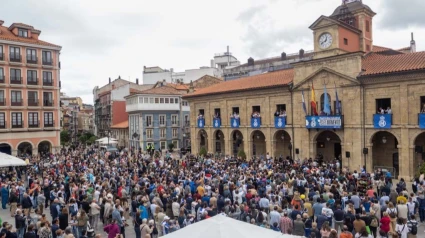 Centenares de personas llenaron la Plaza de España este domingo