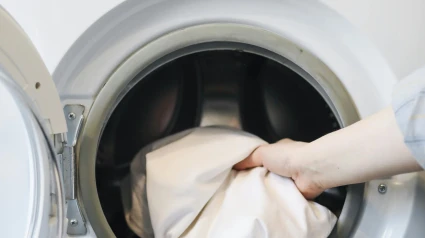 El truco definitivo para eliminar restos de papel pegados a la ropa tras la lavadora