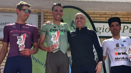 Los ganadores absolutos posando en el podio