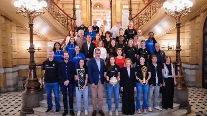 El alcalde de Donostia, Eneko Goia, recibe a la plantilla del Bera Bera