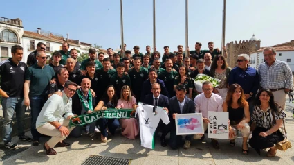 El alcalde de Cáceres, Rafa Mateos, ha recibido al Cacereño tras su ascenso a Primera RFEF