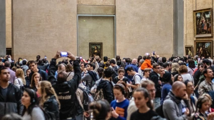 Museo del Louvre, turistas usando cámaras, teléfonos móviles sobre sus cabezas, tomando fotografías de la Mona Lisa, La Gioconda, Leonardo da Vinci