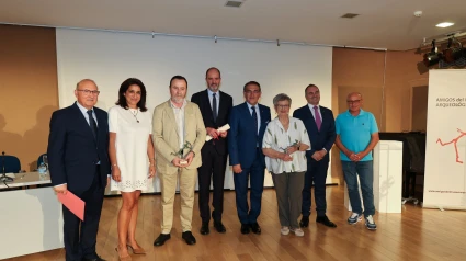 Los premiados con autoridades y representantes de la Asociación de Amigos del Museo Arqueológico