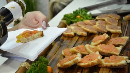 El consumo de aceite de oliva cae un 7,5 % en 2024, pero el virgen extra recupera cuota