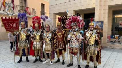 Armaos del Paso Blanco de Lorca antes de salir en una procesión