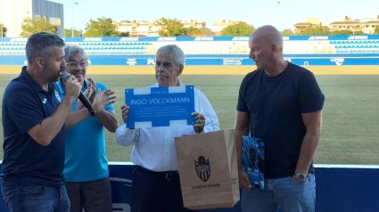 Toni Salas muestra la placa de la nueva Tribuna en presencia de Ingo Volckmann