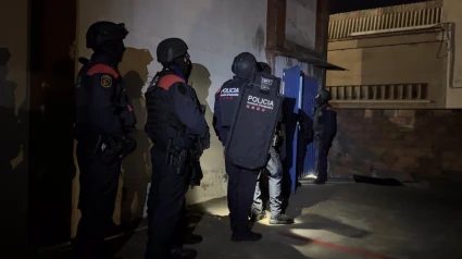 Uno de les registros contra el tráfico de armas y drogas en Barcelona y Girona.MOSSOS D'ESQUADRA
