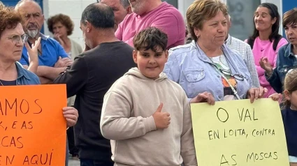 La protesta tuvo lugar delante del local social de O Val (Narón)
