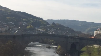 El Puente Romano, desde donde se suelen ver los fuegos artificiales, y al fondo el Puente del Milenio