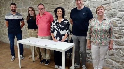 Vanesa Olivart, al centre, amb la resta de regidores i regidors de Junts i el PSC a l'Ajuntament d'Almacelles.